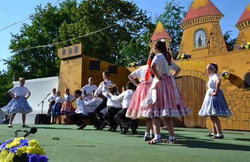 CFE Little Bells, ES Sava Šumanović (children from Erdevík and Ljuba) – Original Slovak folk dance