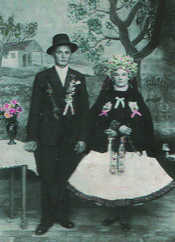 Anča Baláž a Paľo Diovčoš, 1932, Stará Pazova;
fotografiu poskytla: Anna Vršková 