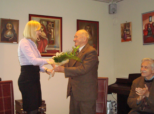 Riaditeľka ÚKVS Milina Sklabinská odovzdala darček Andrejovi Ferkovi z príležitosti jeho 85. narodeninám.