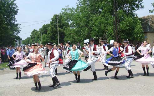 The court house of Kovačica called "Dom kultúry 3. októbra" represented the dance of Parchovany.