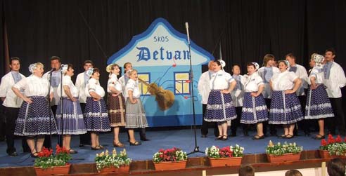Mixed singing folklore ensemble from Padina has sung in front of full hall called "Spomienkový dom MS Vojlovica".