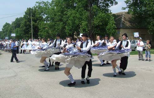 The entourage of folklore dancers from Janošik with a choreography "V Jánošíku jest tri ďiouke ľaľuja, ľaľuja."