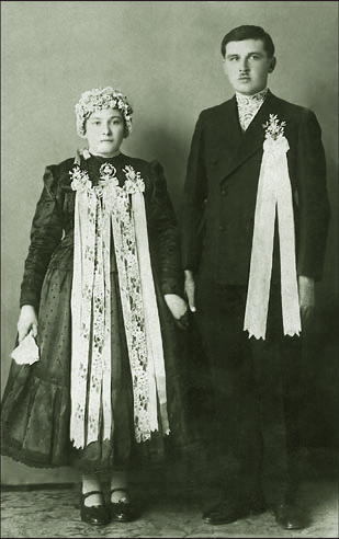 Mladomanželia z Jánošíka, 1940;
fotografiu poskytla: Katarína Mosnáková