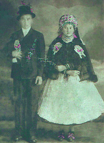 Kata Šeprák a Paľo Čipkár, 1910, Stará Pazova;
fotografiu poskytla: Anna Vršková 