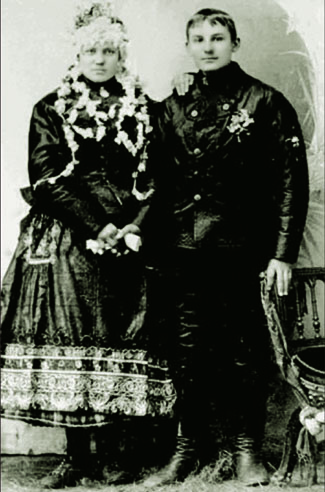 Mladomanželia z Kulpína,1895;
fotografiu poskytla: Ľudmila Berediová Stupavská
