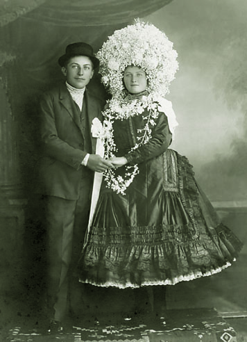 Mladomanželia z Kysáča, 1928;
fotografiu poskytla: Ľudmila Berediová Stupavská