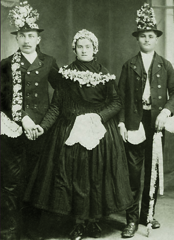 Anna Gavura a Ondriš Cesnak s družbom Jánom Miksadom, 1918, Vojlovica;
fotografiu poskytla: Marína Hríbová