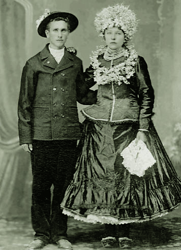 Zuzana Pecníková a Pavel Struhár,1912, Hložany;
fotografiu poskytla: Mária Zahorcová