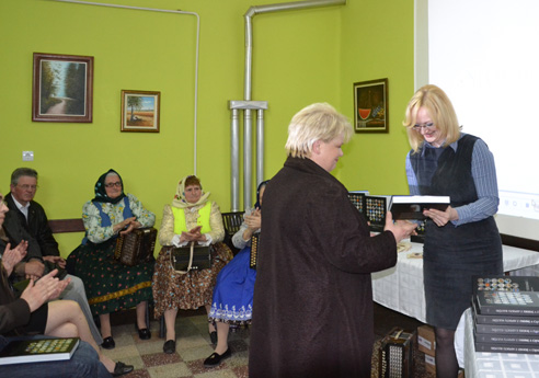 The Director of CIVS Milina Sklabinski gave books to the representatives of cultural life in Aradac