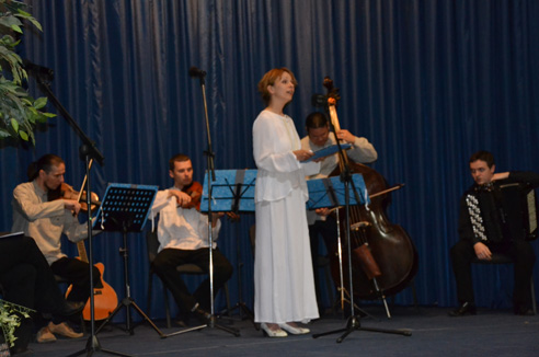 Slovenska Benkova u pratnji orkestra u sastavu: Đorđe Petriško-violina, Vladimir Turčan-viola i Ervin Malina-kontrabas