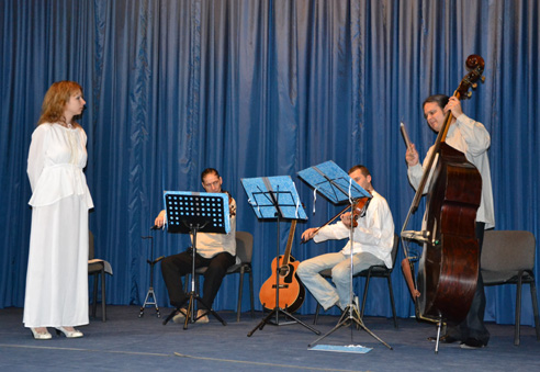 Slovenska Benkova u pratnji orkestra u sastavu: Đorđe Petriško-violina, Vladimir Turčan-viola i Ervin Malina-kontrabas