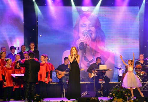 V revuálnej časti zaspievala i Sabína Trbarová