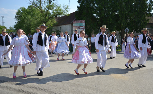 The younger dance group KOS Jednota from Hložany.