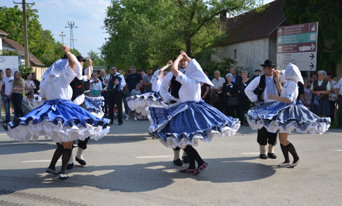 The older dance group KOS Jednota from Hložany.