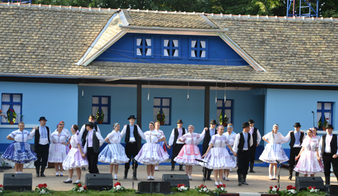 FS Vreteno KIS Kysáč has performed stylized dance the Kysač people playing.