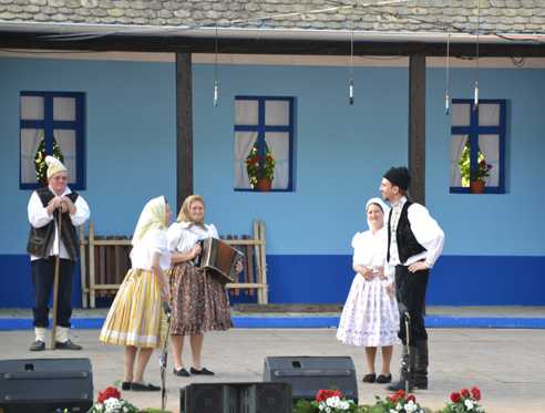 The members of KOS Youth form Aradáč has performed How did they wash the wool on the Tisa river.  
