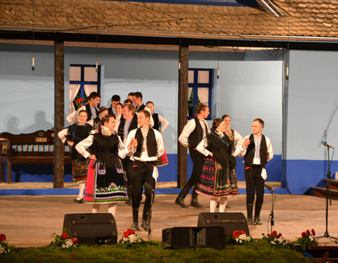 Dance group from Pivnica has performed an authentic dance under a name Czardas in the cycle - gaily into the dance. 