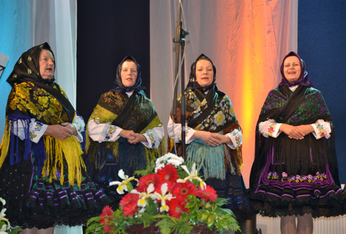 Female singing group KIS Kysáč.
