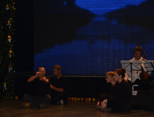 Úryvok z predstavenia Divadla VHV Petrovec Óda na rovinu, ktoré zvíťazilo na divadelnom festivale DIDA 2012 v Pivnici