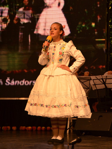 Maja Miloševićová v prednese piesne Šándorskie hodiny, víťazka 19. festivalu Rozspievané klenoty v Kovačici 