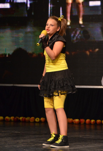 Iveta Petrovičová v prednese víťaznej skladby festivalu Letí pieseň, letí 2011 pod názvom Malá rockerka
