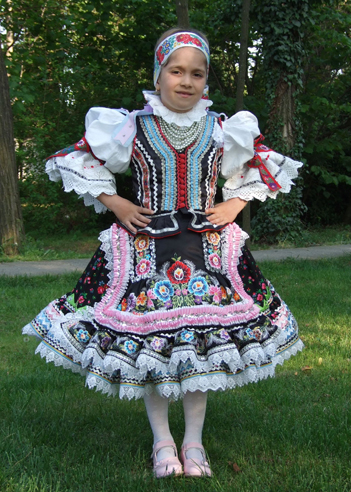 Dievča v kroji- v Báčskom Petrovci-Foto: Igor Bovdiš