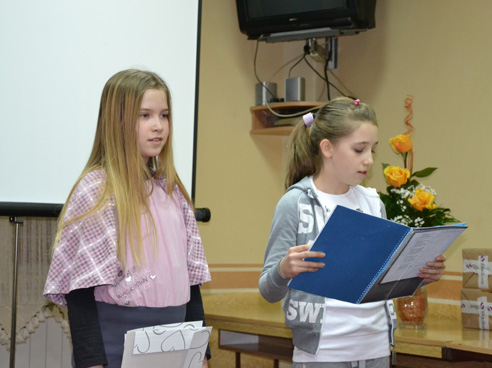 Dve mladé recitátorky zo Starej Pazovy v prednese poézie 