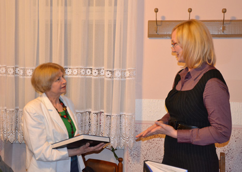 The Director of CIVS Milina Sklabinski gave books to the representatives of cultural and social life in Vojlovice