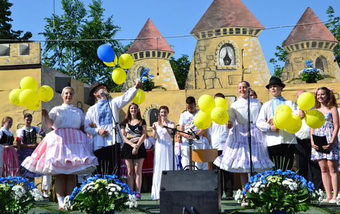 The oppening of the 19th Children's folklore festival called the Golden gate.