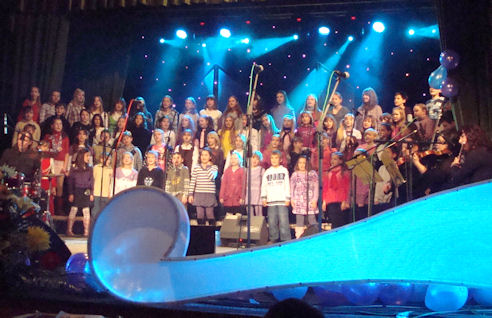 Detský chór ZŠ Mladých pokolení piesňou Letí pieseň letí otvoril festival