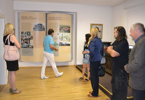Delegácia ÚKVS si pozrela výstavu o živote a diele J. C. Hronského