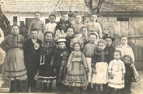 Detská svadba v Dobanovciach 1938. Fotografiu zaslal Željko Čapeľa.