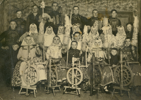 Priadky u Petrášov v Padine v roku 1938. Fotografiu zaslal Ján Slivka.
