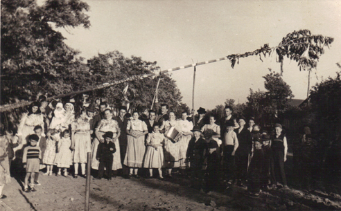 Fotografiu &amp;amp;quot;rúcanie máľa v Aradáči&amp;amp;quot; z roku 1954 zaslala Anna Bagľašová