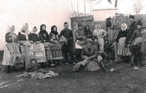 Spracovanie povrazov z konopnej priadze v rodine Lomenovej, Báčsky Petrovec 1942 Fotografiu poskytla Kathy Lomen Šušota
