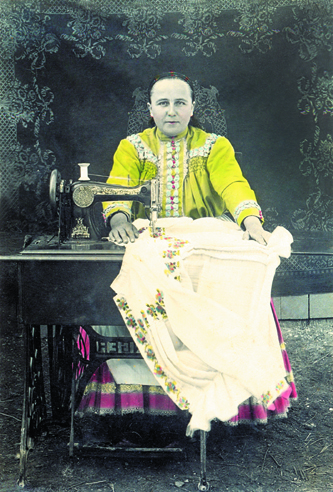 Krajčírka Mária Macáková, Kysáč 1925  Fotografiu poskytol Michal Ďurovka