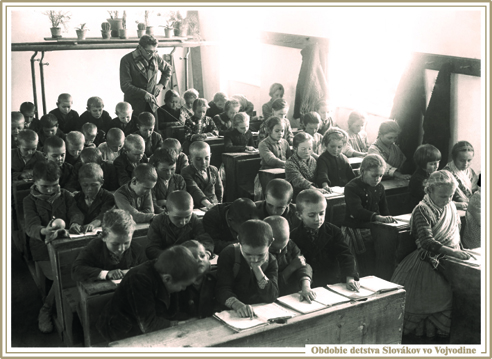 Žiaci na hodine učiteľa Bedricha Pilata, Padina, 1937. Fotografiu poskytla Saška Papová