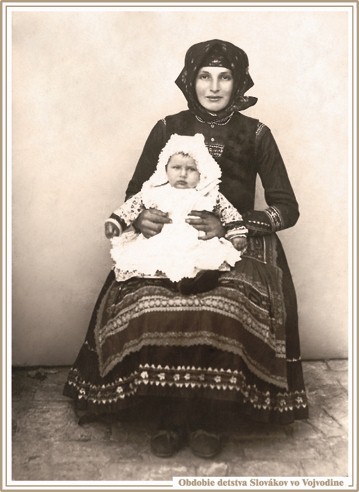 Matka Anna Leníková rod. Giregová s dcérou Máriou Leníkovou v roku 1945 v Starej Pazove. Fotografiu poskytla Anna Vršková