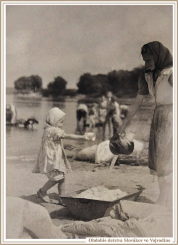 Pranie šiat na Dunaji v roku 1963. Fotografiu poskytla Marína Hríbová