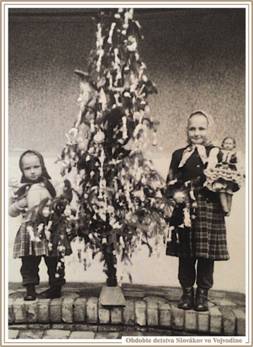 Sestry Sabadošové pri vianočnom stromčeku okolo roku 1960 v Kysáči. Fotografiu poskytla Aneta Lomenová