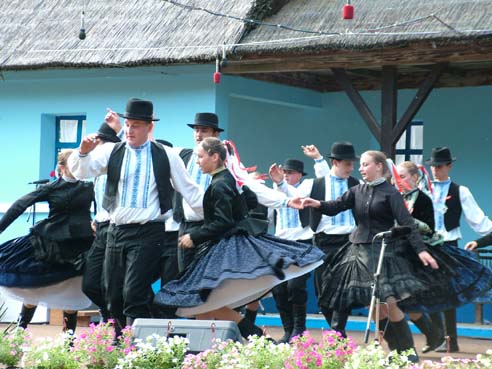 Folklórny súbor KUS-u Zvolen na FF Tancuj, tancuj v Hložanoch