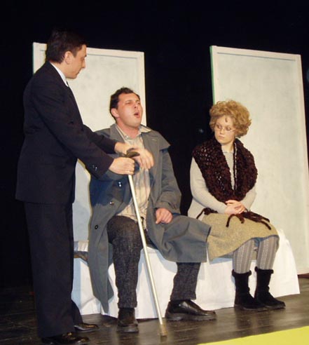 Momentka z divadelného predstavenia kysáčskych ochotníkov