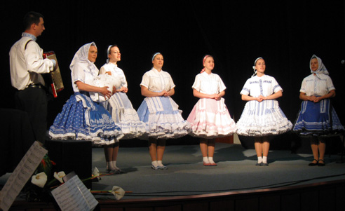 KUS Petrovská družina, ženská spevácka skupina s piesňou Na krstinách na FF Tancuj, tancuj v Hložanoch, 2010