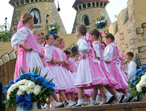 KUS Petrovská družina, detská tanečná skupina na festivale Zlatá brána v Kysáči, 2008