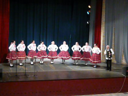 Ženská spevácka skupina na obecnej prehliadke v Zreňanine, 2009