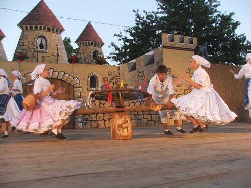 DFS Silbašaník s choreografiou Čertuvalo na detskom folklórnom festivale Zlatá brána 2008