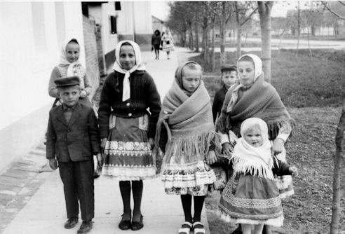 1.Deti vo sviatočnom odeve. Selenča, 1967, Foto Múzeum Vojvodiny, Nový Sad