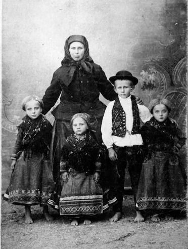1.Matka s deťmi vo sviatočnom odeve, Selenča, Reprodukcia, 1907, Foto Múzeum Vojvodiny, Nový Sad