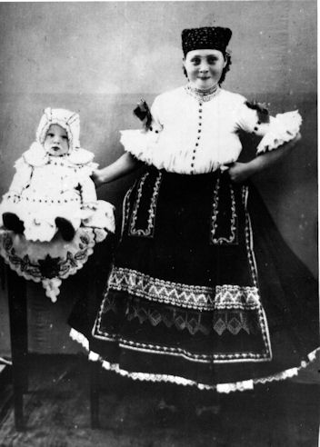 1.Matka s dieťaťom vo sviatočnom odeve, Stará Pazova, Foto Múzeum Vojvodiny, Nový Sad