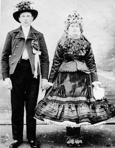1.Mladomanželia v svadobnom odeve. Báčsky Petrovec. Reprodukcia, 1908, Foto Múzeum Vojvodiny, Nový Sad